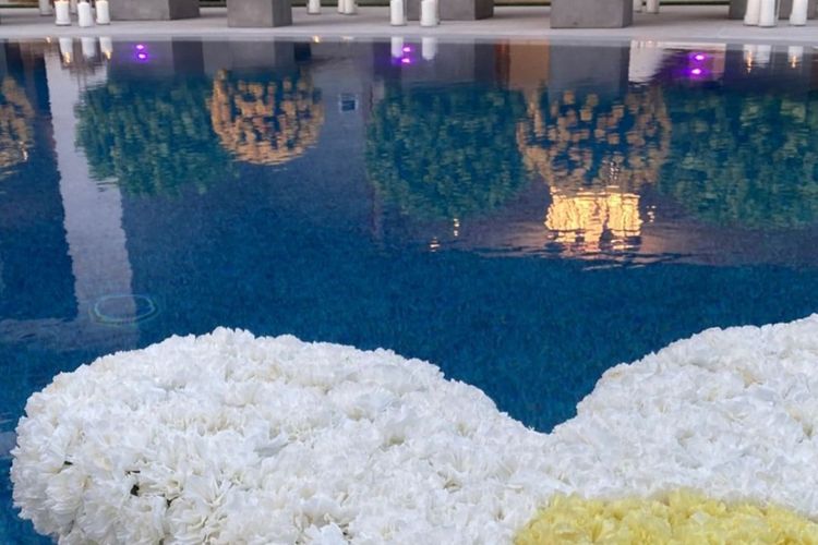 Dekorasi bunga di rumah Kylie Jenner di Calabasas, California, AS, untuk merayakan Hari Ayah bagi Travis Scott.