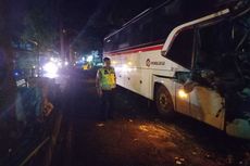 Bus Primajasa Seruduk Truk Tronton Pengangkut Mi Instan di Tasikmalaya, Kedua Sopir Terluka