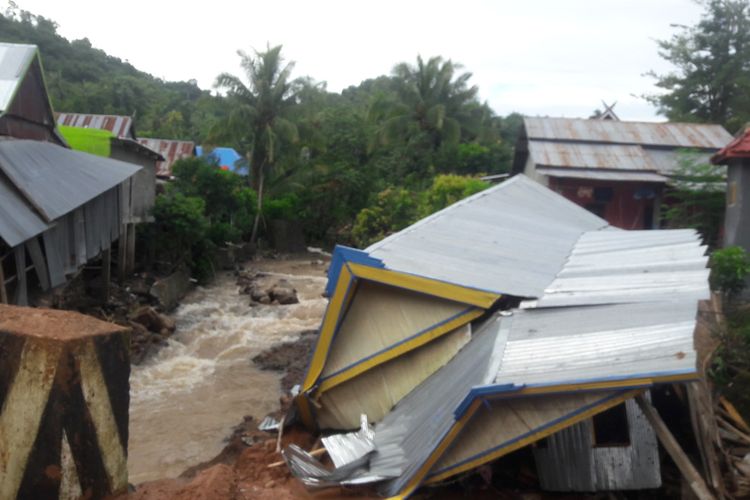 Sejumlah warga berusaha menorobos material longsor yang menutupi jalut Trans Sulawesi, Desa Rumbia, Kecamatan Rumbia, Kabupaten Jeneponto, Sulawesi Selatan. Sabtu, (13/6/2020).