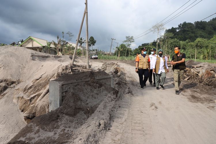 Deputi Bidang Pencegahan BNPB Prasinta Dewi (baju putih dengan rompi cokelat) meninjau langsung salah satu desa terdampak di Desa Kajar Kuning yang berada di Kecamatan Candipuro. Desa tersebut diperkirakan hanya berjarak 15 km dari Gunung Semeru.