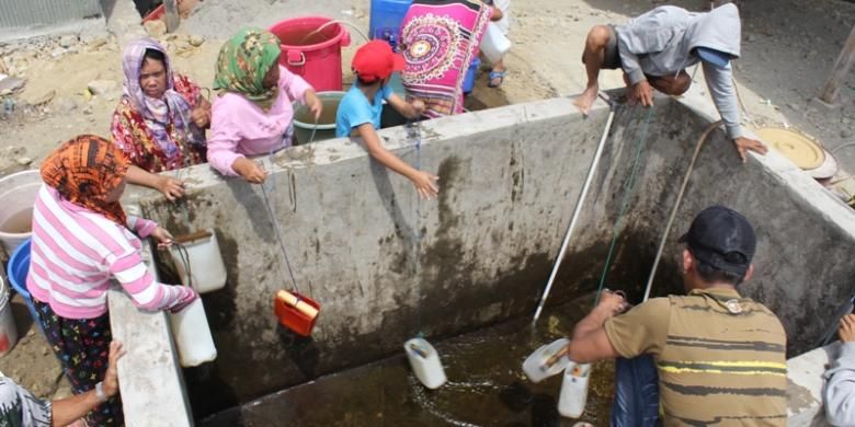 Warga Desa Lainungen, Kabupaten Sidrap, Sulawesi Selatan, menyerbu bak penampungan air yang hanya berisi air keruh demi kebutuhan sehari-hari. Selama dua bulan terakhir krisis air bersih melanda desa itu.