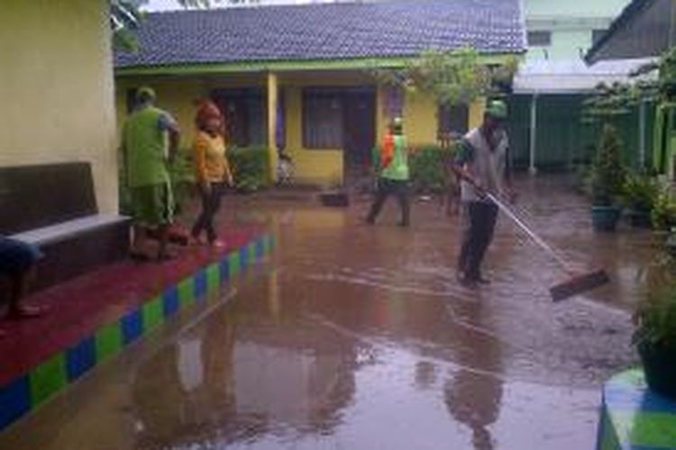SDN 1 Pakis, Banyuwangi, kembali terendam banjir.