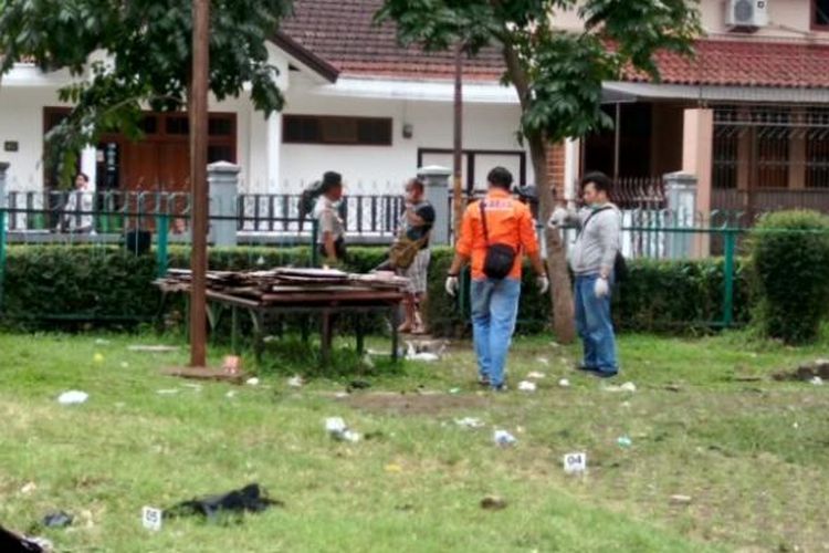 Anggota kepolisian saat melakukan olah TKP di Taman Pandawa, Kelurahan Arjuna, Kecamatan Cicendo, Kota Bandung, Senin (27/2/2017). KOMPAS.com/DENDI RAMDHANI