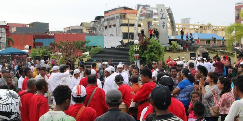 Ratusan warga Ambon berkumpul di Monumen Gong perdamaian dunia Minggu (19/1/2014) untuk mengenang  konflik kemanusiaan di Ambon 15 tahun silam 