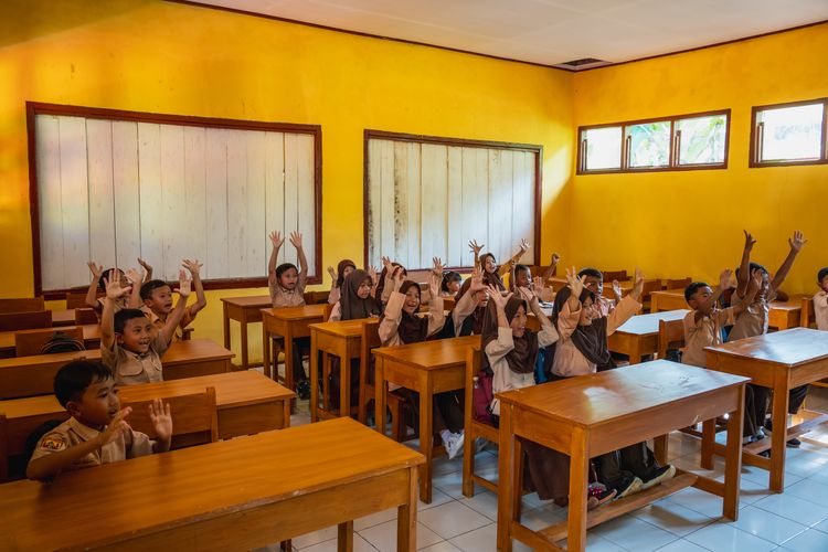 Suasana kelas di SDN 5 Bojong, Garut, Jawa Barat, setelah dilakukan peremajaan oleh Kenangan Brands.