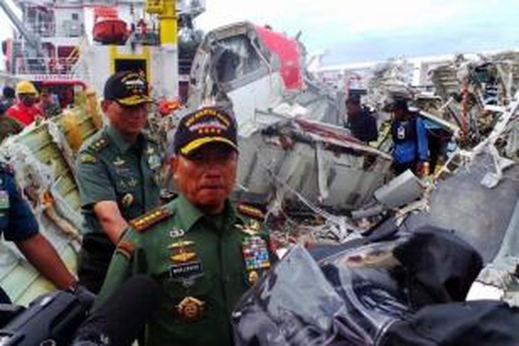 Panglima TNI Jenderal Moeldoko memeriksa langsung temuan ekor pesawat AirAsia QZ8501 saat diangkat ke kapal Crest Onyx di Selat Karimata, Pangkalan Bun, Kalimantan Tengah, Sabtu (10/1/2015).