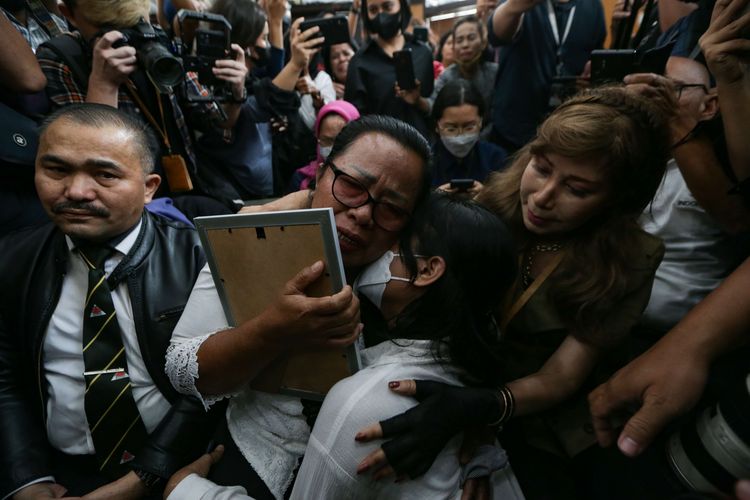 Tangis ibu korban pembunuhan berencana Nofriansyah Yosua Hutabarat atau Brigadir J, Rosti Simanjuntak pecah mendengarkan putusan majelis hakim saat hadir di sidang vonis dengan terdakwa, Ferdy Sambo di Pengadilan Negeri Jakarta Selatan, Senin (13/2/2023). Majelis hakim menjatuhkan vonis mati pada Ferdy Sambo