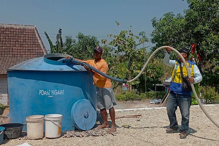 Kekeringan di musim kemarau semakin meluas di Kabupaten Ngawi. 11 Desa saat ini menggantungkan kebutuhan air bersih pada bantuan droping air dari BPBD Kabupaten Ngawi. Tak hanya untuk kebutuhan minum dan masak, kebutuhan minum hewan ternak juga bergantung pada droping air dari BPBD Ngawi.