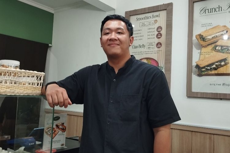 Yoel Tristan saat ditemui di gerainya di Jalan Maulana Yusuf No. 2, Citarum, Bandung Wetan, dalam acara Media Trip DSC Season 16 bertajuk ?Eksplorasi Langsung Wirausaha Lokal Inspiratif di Bandung?, Senin (2/6/2025).
