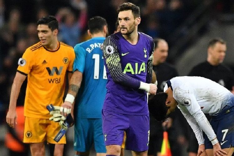 Hugo Lloris tampak menghibur Son Heung-min seusai laga Tottenham Hotspur vs Wolverhampton Wanderers di Stadion Wembley, 29 Desember 2018. 