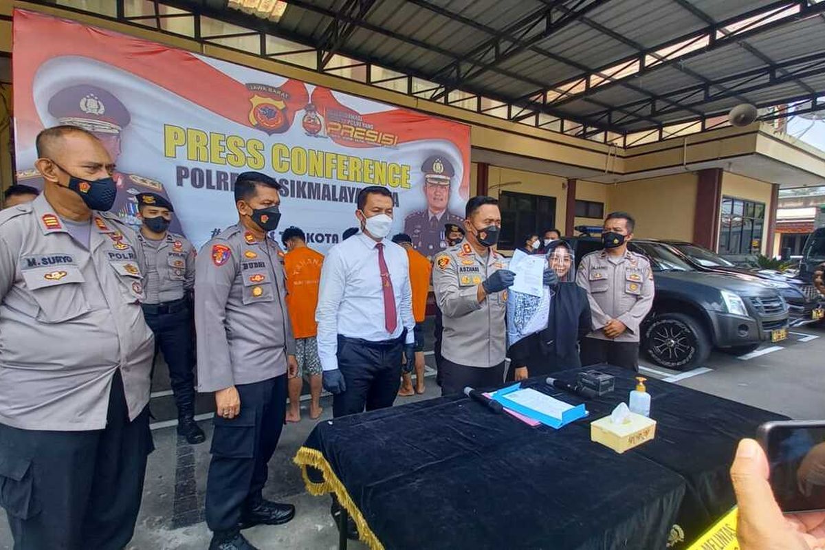 Kepala Polresta Tasikmalaya AKBP Aszhari Kurniawan, menunjukkan barang bukti kasus pemerkosaan gadis 17 tahun oleh 4 pelaku yang dua diantaranya ayah dan anak di kantornya, Senin (18/4/2022).