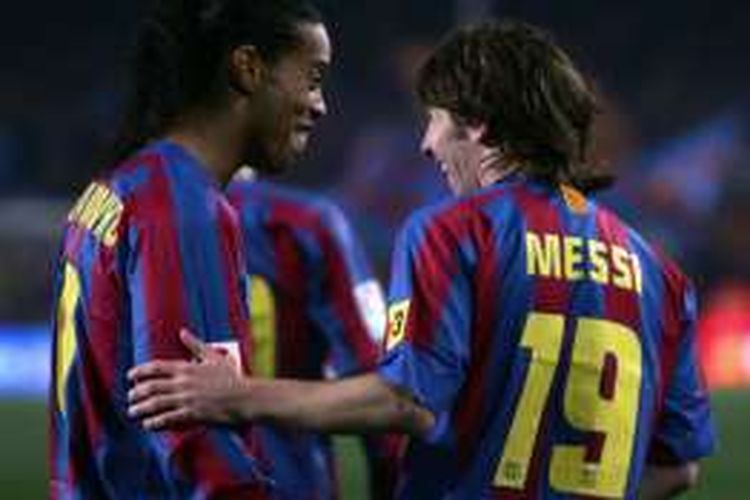 Ronaldinho (kiri) berbincang dengan Lionel Messi saat Barcelona melawan Athletic Bilbao pada partai La Liga di Stadion Camp Nou, 15 Januari 2006.