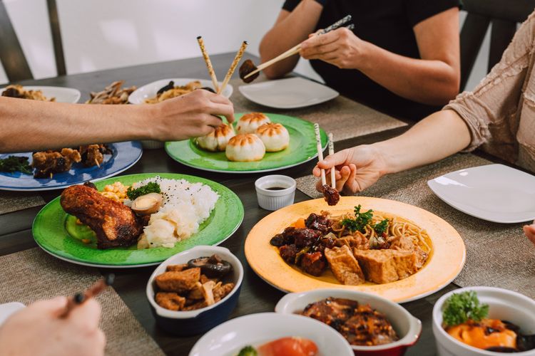 Apa Makna Tradisi Makan Bersama Saat Imlek Halaman All Kompas Com