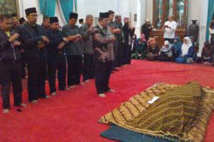 Gubernur Jawa Barat Ahmad Heryawan terlihat sedang menjadi imam menyolatkan jenazah Bupati Sumedang Endang Sukandar, di Gedung Negera Pemkab Sumedang, Jawa Barat, Sabtu (2/11/2013) malam. Hadir dalam kesempatan itu juga Wali Kota Bandung Ridwan Kamil dan pejabat terkait turut ikut menyolatkan.