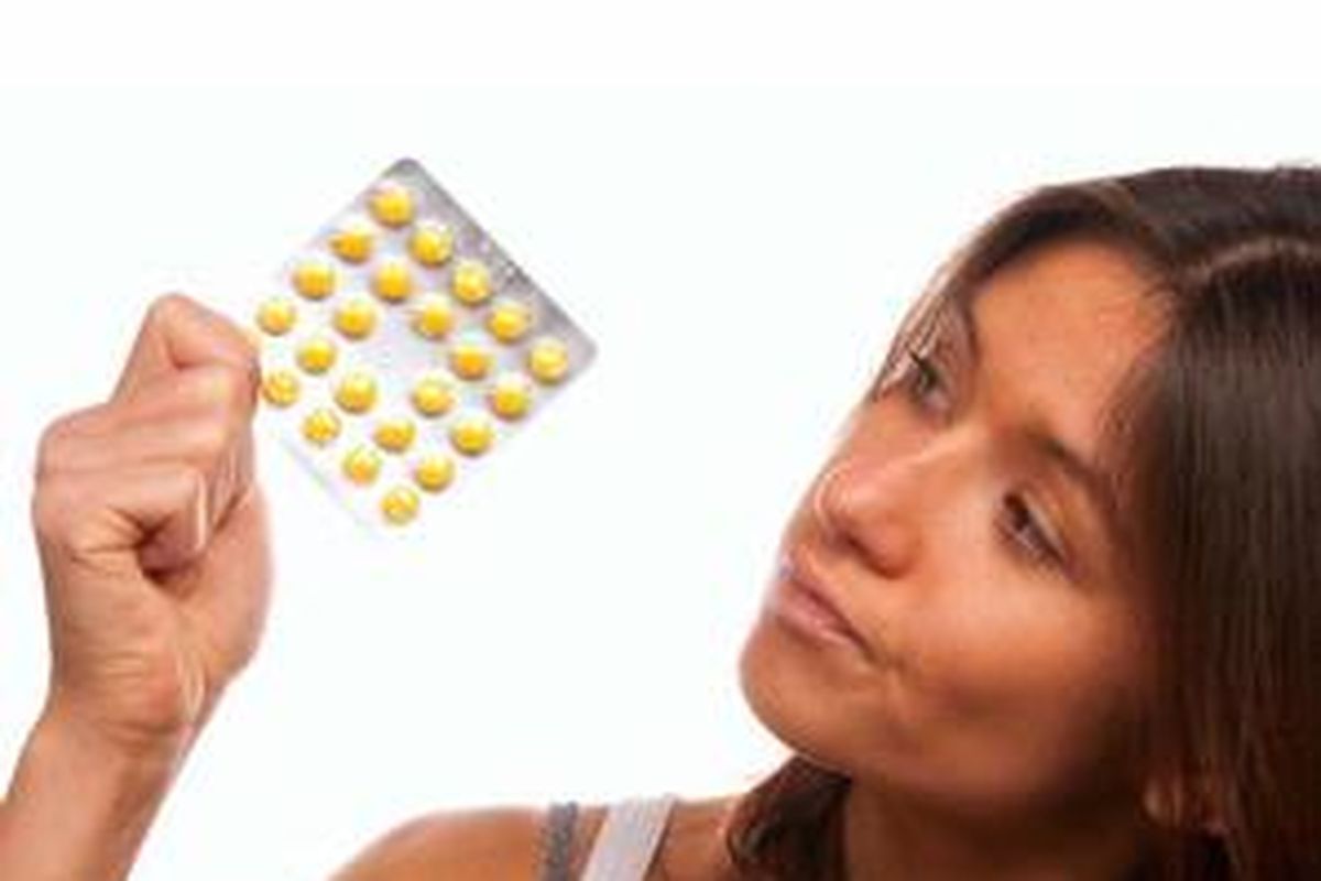 Perempuan yang mengonsumsi pil KB.