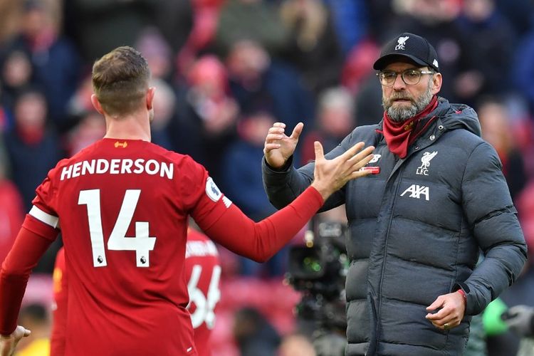 Liverpool's German manager Jurgen Klopp (R) gestures with Liverpool's English midfielder Jordan Henderson at the final whistle during the English Premier League football match between Liverpool and Watford at Anfield in Liverpool, north west England on December 14, 2019. (Photo by Paul ELLIS / AFP) / RESTRICTED TO EDITORIAL USE. No use with unauthorized audio, video, data, fixture lists, club/league logos or 'live' services. Online in-match use limited to 120 images. An additional 40 images may be used in extra time. No video emulation. Social media in-match use limited to 120 images. An additional 40 images may be used in extra time. No use in betting publications, games or single club/league/player publications. / 