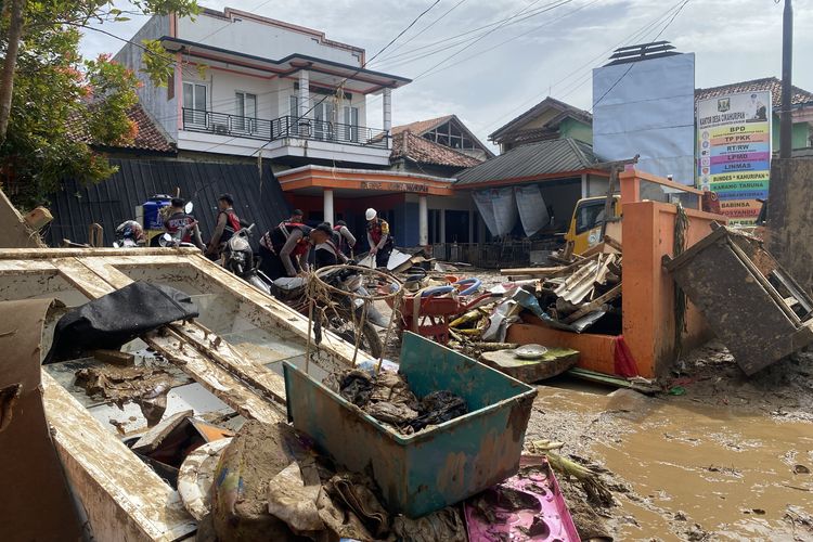 Sejumlah perabotan rumah tangga yang terbawa banjir pada Senin (27/10) sore, nampak mulai di evakuasi oleh masyarakat, relawan, TNI dan Polri. Barang milik warga yang sudah terbawa arus dan rusak itu kemudian di naikkan ke truk sampah. Rabu (29/10/2025)