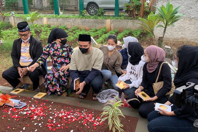 Keluarga Haji Faisal dan Dewi Zuhriati berziarah ke makam Bibi Ardiansyah dan Vanessa Angel di Taman Makam Malaka, Pesanggrahan, Jakarta Selatan, Sabtu (26/2/2022).