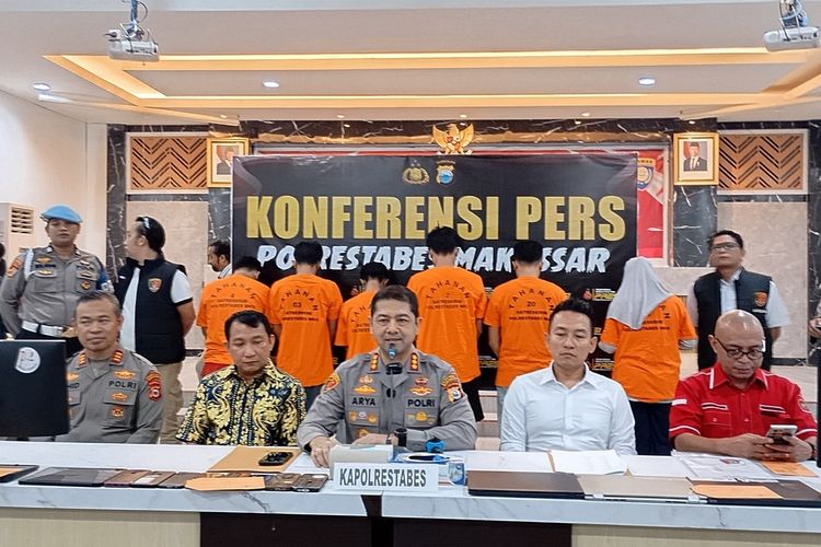 Kapolrestabes Makassar Kombes Pol Arya Perdana saat menggelar konferensi pers penetapan tersangka sindikat kasus kecurangan pelaksanaan UTBK 2025 Unhas Makassar di Mapolrestabes Makassar, Rabu (7/5/2025).