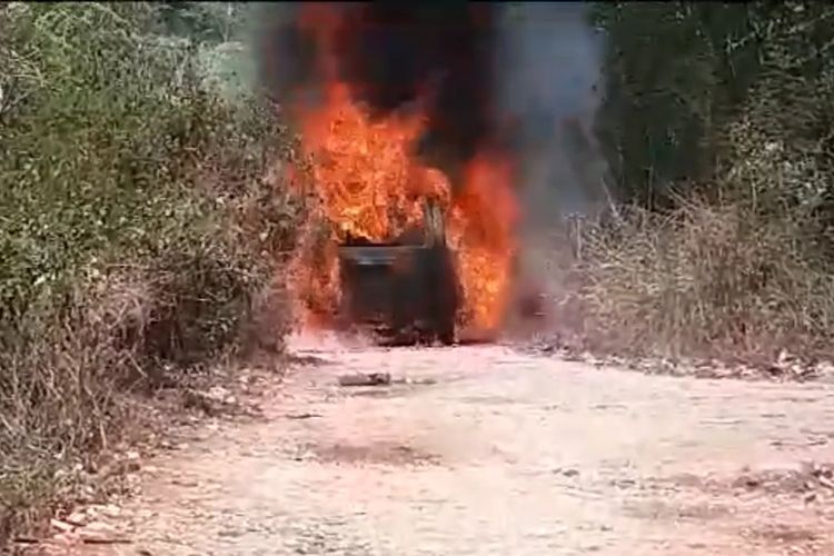 Sebuah mobil minibus yang diduga memuat bahan bakar minyak (BBM) ilegal terbakar di Kelurahan Pasarwajo, Kecamatan Pasarwajo, Kabupaten Buton, Sulawesi Tenggara, Sabtu (18/11/2023).