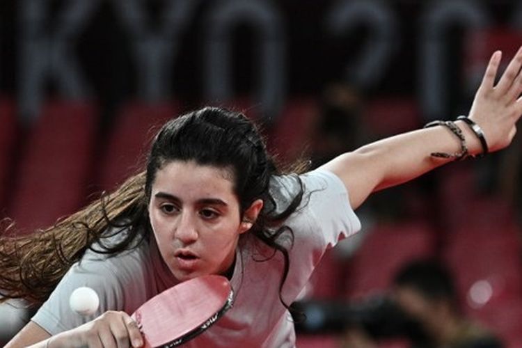 Petenis meja putri Suriah, Hend Zaza, yang masih berusia 12 tahun melawan Liu Jia (Austria) di babak penyisihan Olimpiade Tokyo 2020.