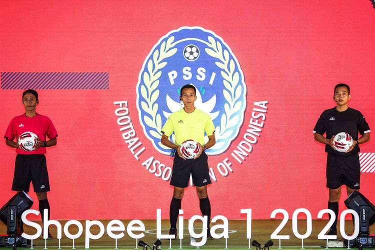 Perwakilan Wasit saat parade jersey dalam acara press conference dan launching Shopee Liga 1 2020, Senin (24/2/2020). Kompetisi sepak bola Liga 1 musim 2020 akan diikuti 18 klub di Indonesia yang berlangsung dari 29 Februari hingga 1 November 2020, dan akan dibuka dengan laga Persebaya Surabaya vs Persik Kediri di Stadion Gelora Bung Tomo, Sabtu (29/2/2020).