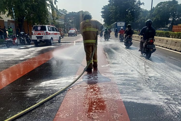 Tumpahan minyak di Jalan Pemuda, Rawamangun, Pulogadung, Jakarta timur setelah tukang gorengan ditabrak pemotor, Rabu (17/3/2021).