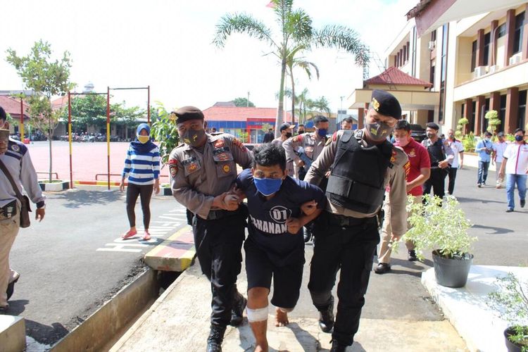 Indra Permana (26) pembunuh Sintya Wulandari (21) saat digelandang polisi di Mapolres Jepara, Rabu (20/5/2020)