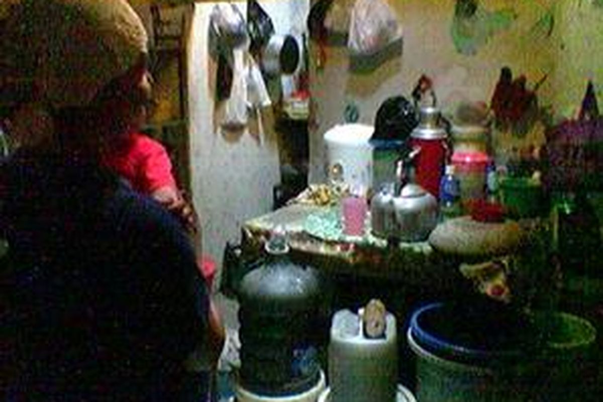 Neni, di rumah sempitnya di kawasan Petamburan, Jakarta Pusat. Tahun ini, Neni harus kembali gigit jari karena tak mendapatkan dana BLT.