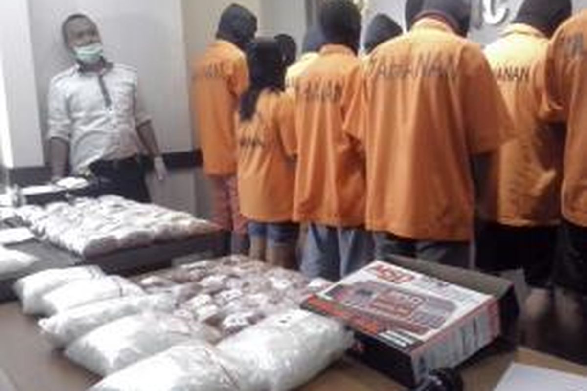 Tersangka narkoba yang berhasil dibekuk Direktorat Reserse Narkoba Polda Metro Jaya selama September dan Oktober 2014