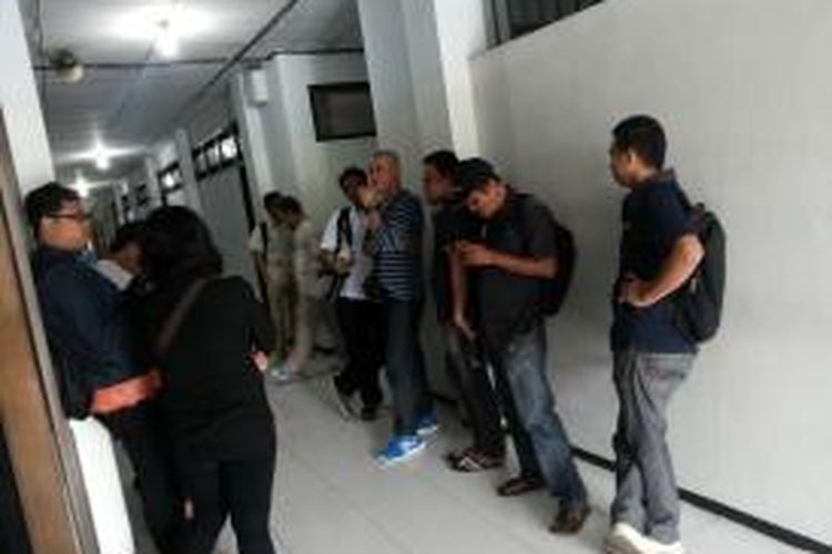 Sejumlah wartawan dari berbagai media berkumpul di lorong Mapolda Sulut menunggu pemeriksaan pembawa lari uang Rp.7,7 miliar.
