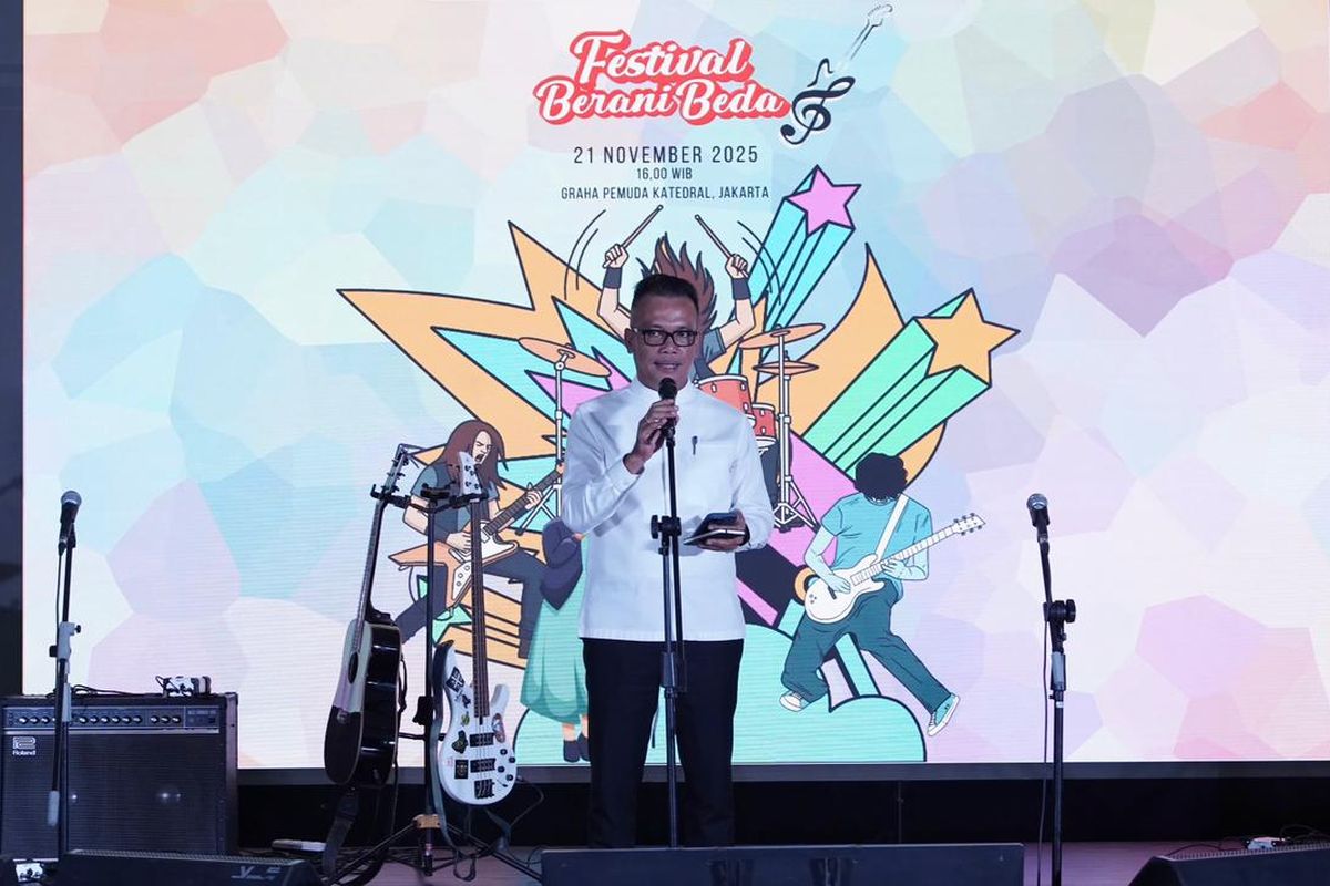 Wakil Sekretaris Jenderal PBNU, H Rahmat Hidayat Pulungan menyampaikan pidato pentingnya negara dekat dengan agama dan ilmu pengetahuan agar berumur panjang pada Festival Berani Beda yang digelar di Katedral Jakarta, Jumat (21/11/2025).