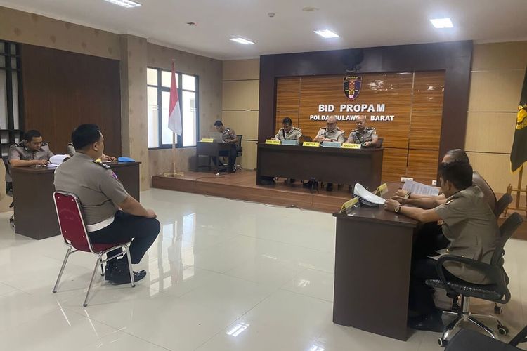Oknum anggota Polda Sulbar berinisial MA saat menjalani sidang etik di ruang sidang Bid Propam Polda Sulbar usai diduga menjadi calo penerimaan siswa Bintara Polri, Jumat (17/11/2023).