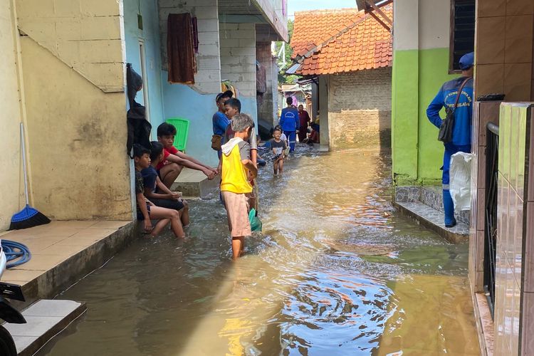  Tak Kunjung Surut, Banjir Masih Genangi Rumah Warga Jati Padang