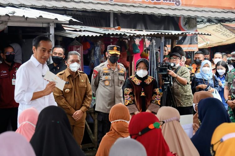 Presiden Republik Indonesia (RI) Joko Widodo (Jokowi) didampingi Menteri Sosial (Mensos) Tri Rismaharini menyambangi Pasar Baros, Kecamatan Baros, Kabupaten Serang, Jumat (17/6/2022).