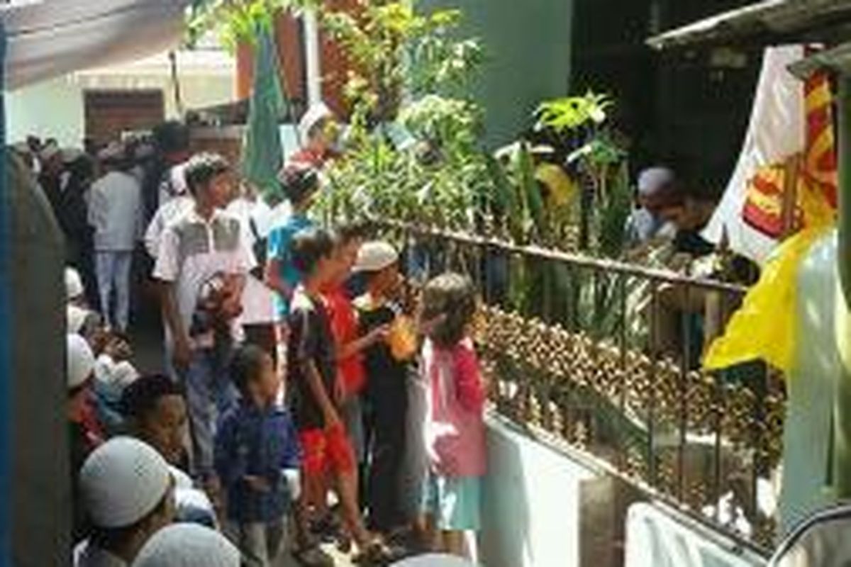 Para pelayat memadati rumah duka Habib Selon yang terletak di Kampung Sawo Kecik RT 06 RW 06 No 31 A Bukit Duri, Tebet, Jakarta Selatan pada Senin (28/12/2015) 