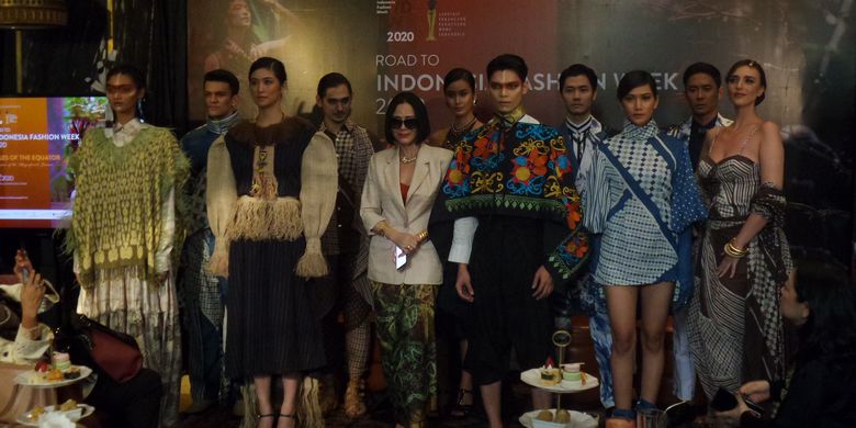 Ketua Umum APPMI dan Presiden IFW, Poppy Dharsoko bersama para model yang mengenakan busana rancangan desainer IFW 2020, dalam soft launching IFW 2020 di kawasan Kebayorn Baru, Jakarta Selatan, Rabu (9/10/2019).