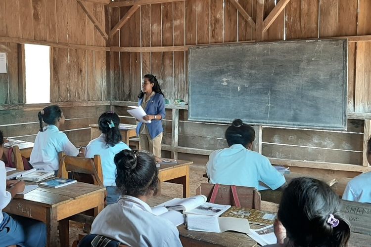 Citra saat mengajar anak-anak didiknya di daerah 3T di Manggarai Timur, NTT. 