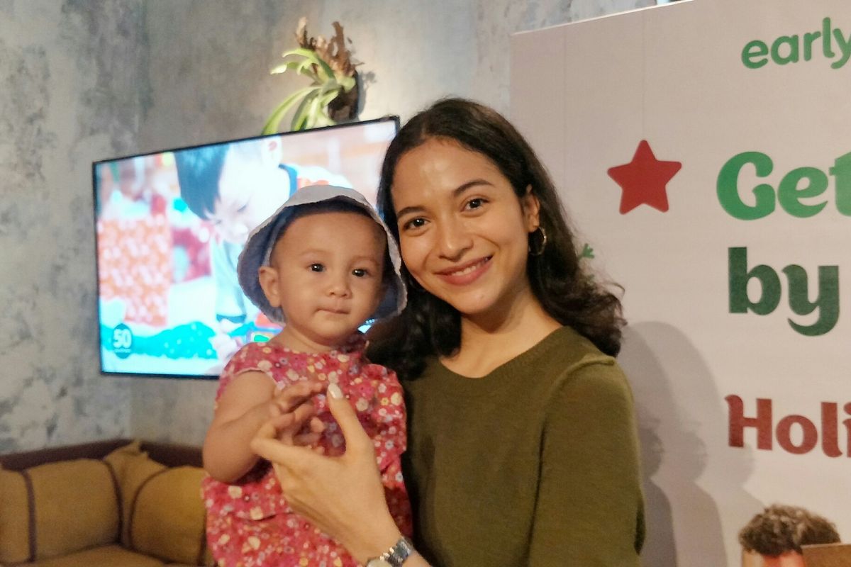 Artis peran Putri Marino bersama putrinya, Surinala Carolina Jarumillid saat ditemui di kawasan Gunawarman, Jakarta Selatan, Selasa (12/11/2019).