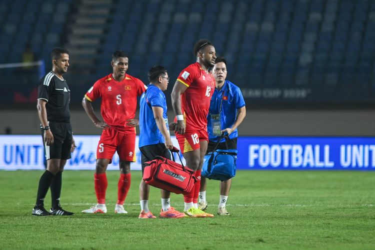 Penyerang Timnas Vietnam Nguyen Xuan Son ketika mendapat perawatan cedera saat menghadapi FIlipina di ajang FIFA ASEAN Cup 2026, Sabtu (26/9/2026) di Si Jalak Harupat, Soreang, Kabupaten Bandung. 