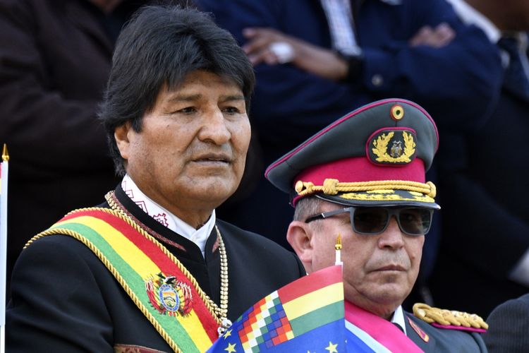 Presiden Bolivia Evo Morales bersama panglima militer, Jenderal Williams Kaliman, ketika menghadiri peringatan 140 tahun Pertempuran Calama pada 23 Maret 2019. Pada 10 November 2019, Evo Morales mengundurkan diri setelah dia diduga melakukan kecurangan dalam pemilu Oktober lalu.