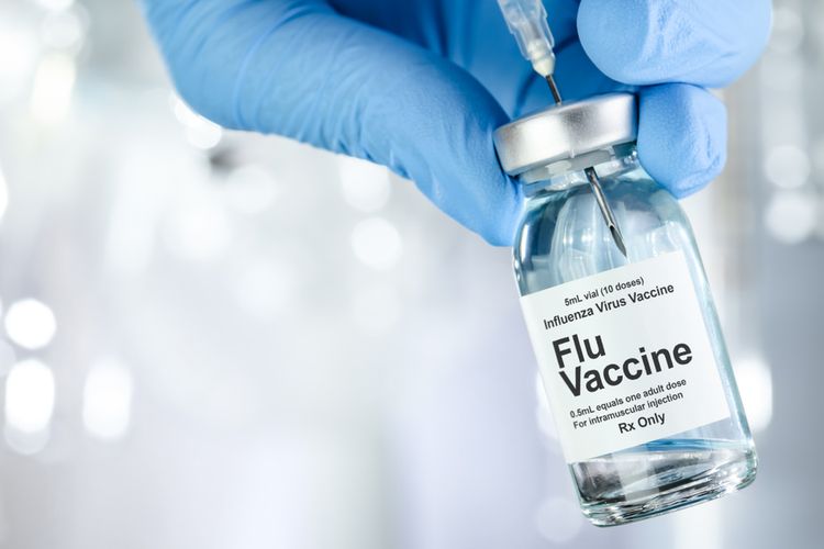 Ilustrasi vaksin flu, vaksin influenza. Vaksinasi influenza selama pandemi Covid-19 sangat dianjurkan untuk meningkatkan kekebalan tubuh dan meminimalkan risiko buruk kesehatan. Vaksin flu dewasa dan anak sangat dianjurkan diberikan setahun sekali.