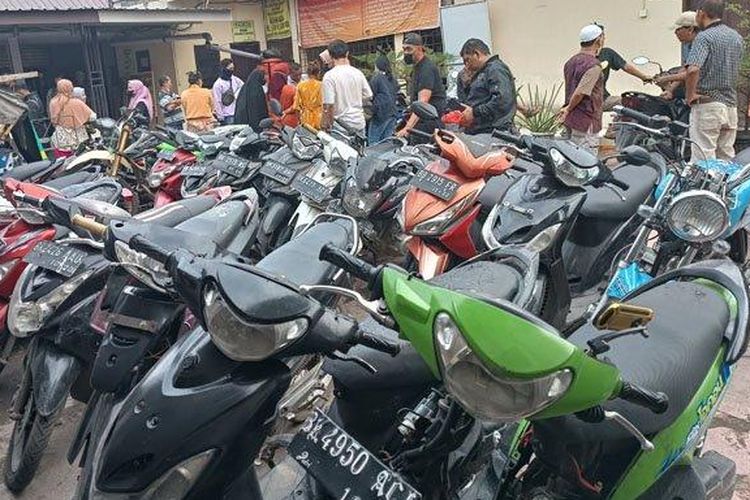 Puluhan sepeda motor yang Diamankan di Mapolsek Percut Sei Tuan dari Kawasan Bandar Klippa, Kabupaten Deli Serdang, Sumut, Rabu (11/1/2023).  


