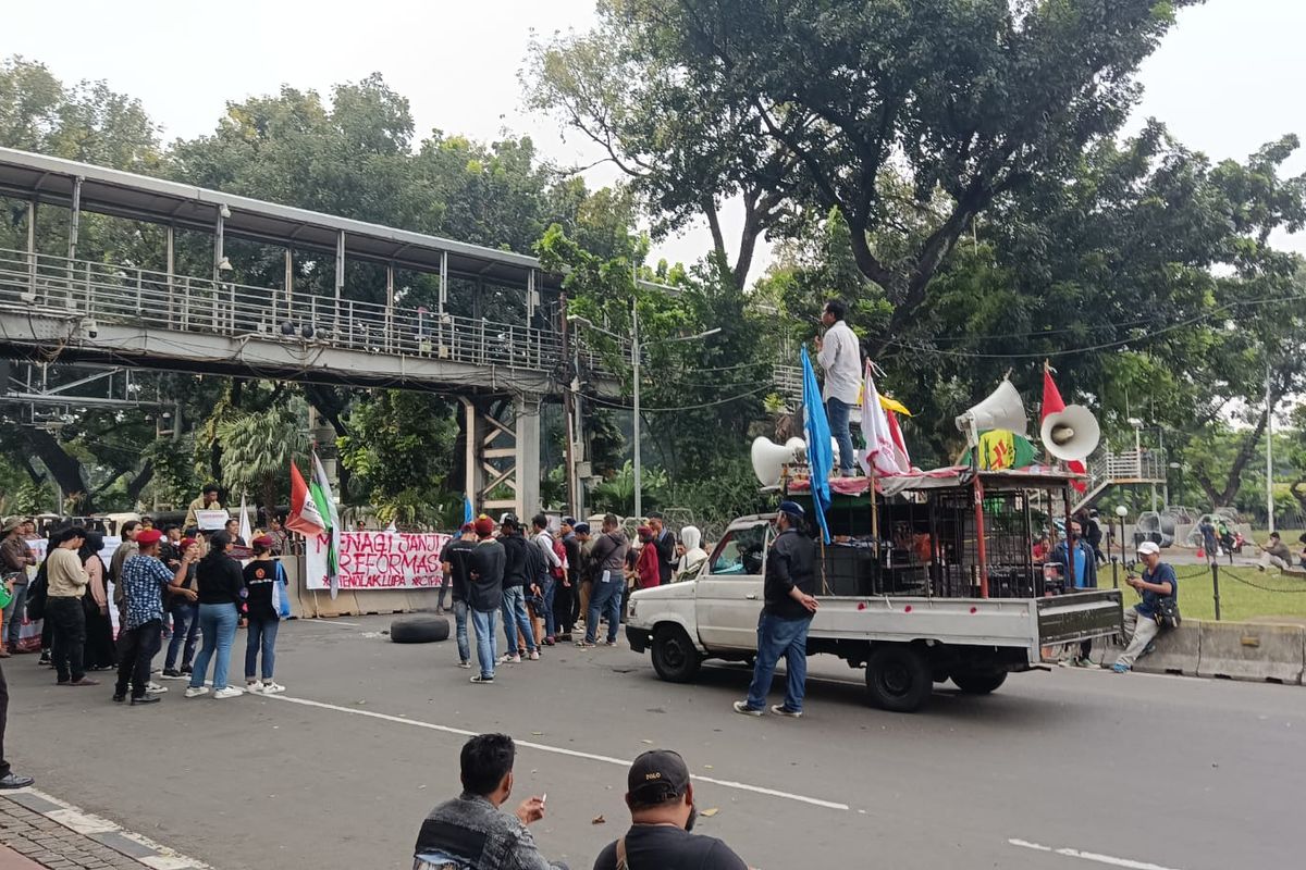 Gabungan elemen mahasiswa masih melakukan aksi hingga pukul 16.20 WIB, di Depan Jalan Medan Merdeka Barat, Jakarta Pusat, Senin (22/5/2023).