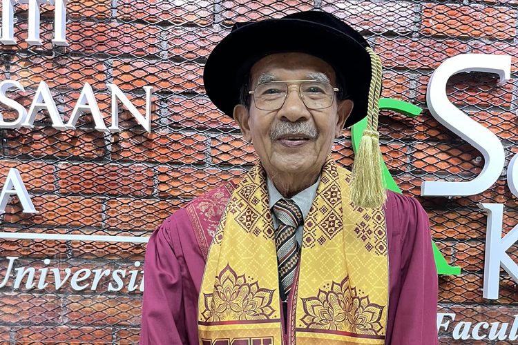 Muharam Awang (79), kakek dari 17 cucu dan 7 anak, lulus S3 dan bergelar PhD setelah menyelesaikan studi Sastra Melayu di Universiti Kebangsaan Malaysia, November 2023.