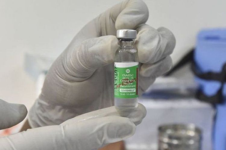 Ribuan warga di India menjadi korban vaksin Covid-19 palsu, yang ternyata berisi larutan garam. [GETTY IMAGES VIA BBC INDONESIA]