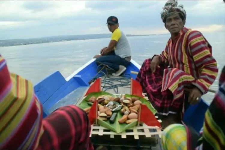 Masyarakat Pulau Makassar (Puma) yang berada di  Kota Baubau, Sulawesi Tenggara, menggelar tradisi ritual Tuturangiana Andala atau tradisi memberi sesajen di laut. Tradisi memberi sesajen ini digelar dengan tujuan membuka pintu ? pintu rezeki dari laut untuk masyarakat Puma yang mayoritas pekerjaannya adalah nelayan.