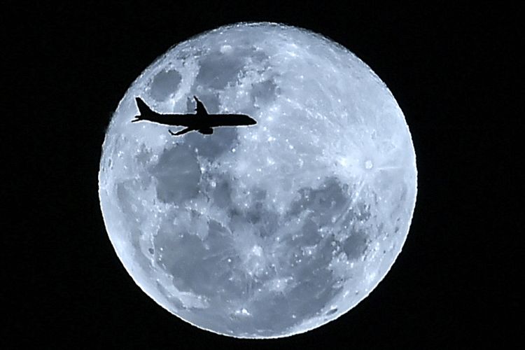 Penampakan bulan saat terjadinya gerhana bulan total atau super blue blood moon, di dekat Cali, Kolombia, Rabu (31/1/2018) malam. Warga di berbagai belahan dunia antusias menyaksikan fenomena langka yang terjadi bertepatan saat bulan berada dalam konfigurasi supermoon dan blue moon ini terjadi sekitar dalam kurun waktu 150 tahun sekali.