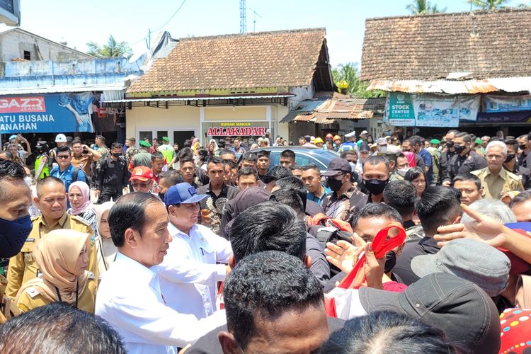 Presiden Jokowi dikerubuti warga saat mengunjungi Pasar Petanahan, Kabupaten Kebumen, Jawa Tengah, Kamis (9/3/2023). 