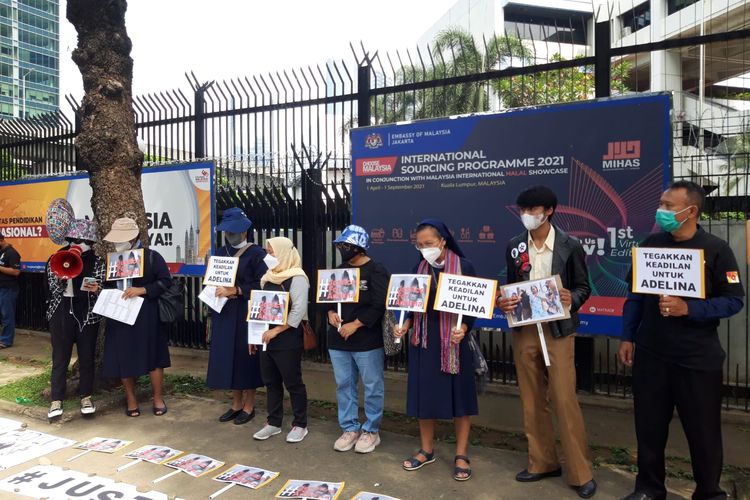 Koalisi Masyarakat Sipil untuk Keadilan Adelina Lisao menggelar aksi unjuk rasa di Kedubes Malaysia, Jakarta Selatan, Senin (20/6/2022).